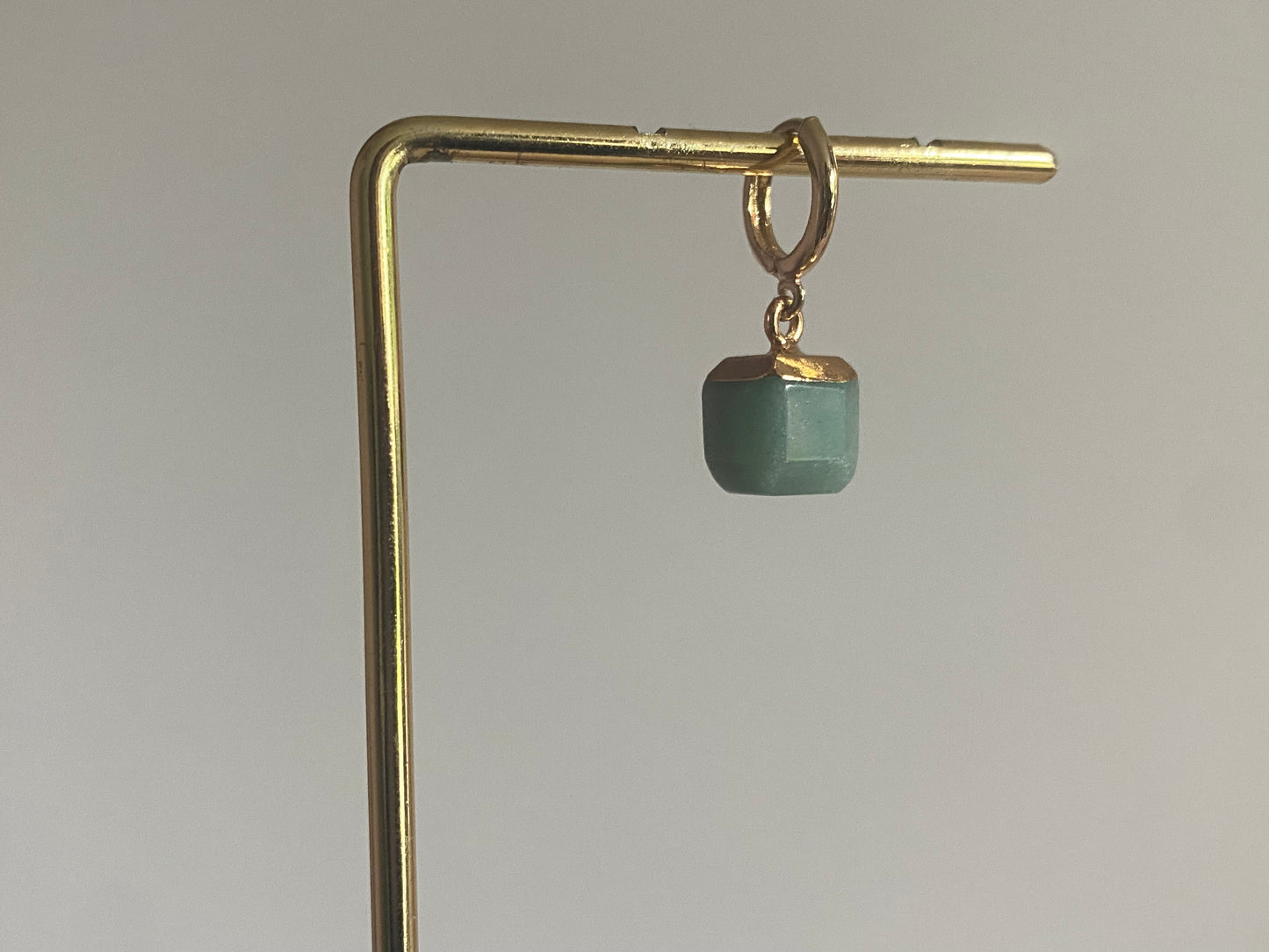 kleine oorbel met een 14K verguld oorringetje en een avonturijn bedel.