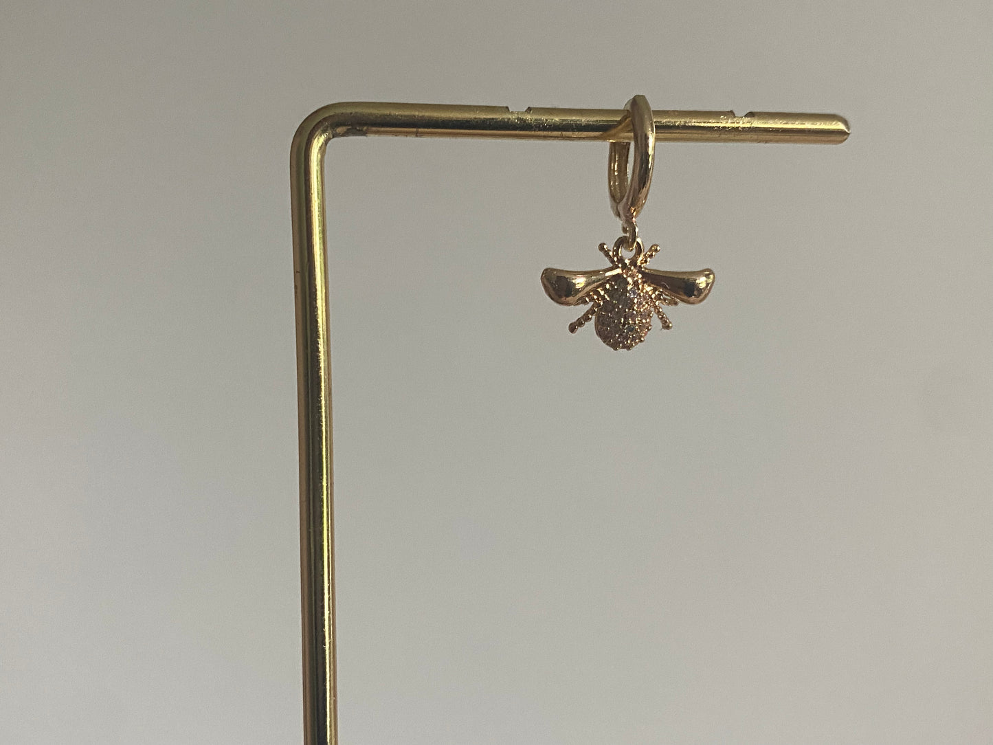 18K verguld bijtje met zirkonia uit onze single earparty collectie