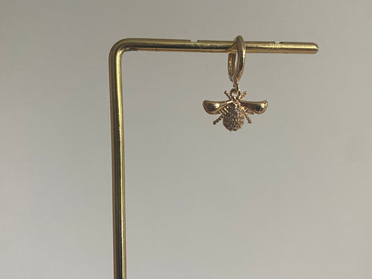 18K verguld bijtje met zirkonia uit onze single earparty collectie