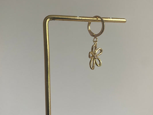 SIngle oorbel van 14K verguld goud met bloedbedel en zirkonia steentje.