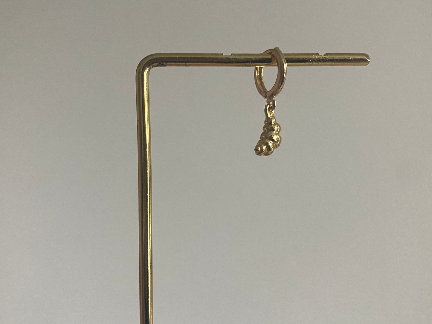 14K vergulde minimalistische earparty oorbel met 14K vergulde croissant bedels.
