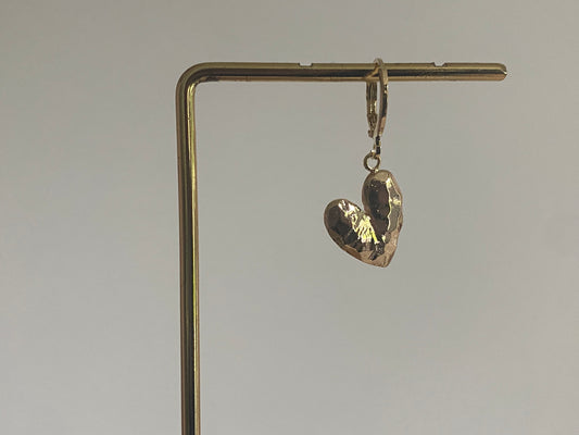 14K verguld oorringetje met daaraan een 14K verguld en gehamerde hartenbedel