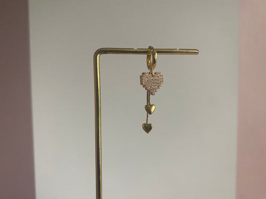 Handgemaakte 14K vergulde oorring met zirkonia hartbedel en 14K verguld strengetje met mini hartjes