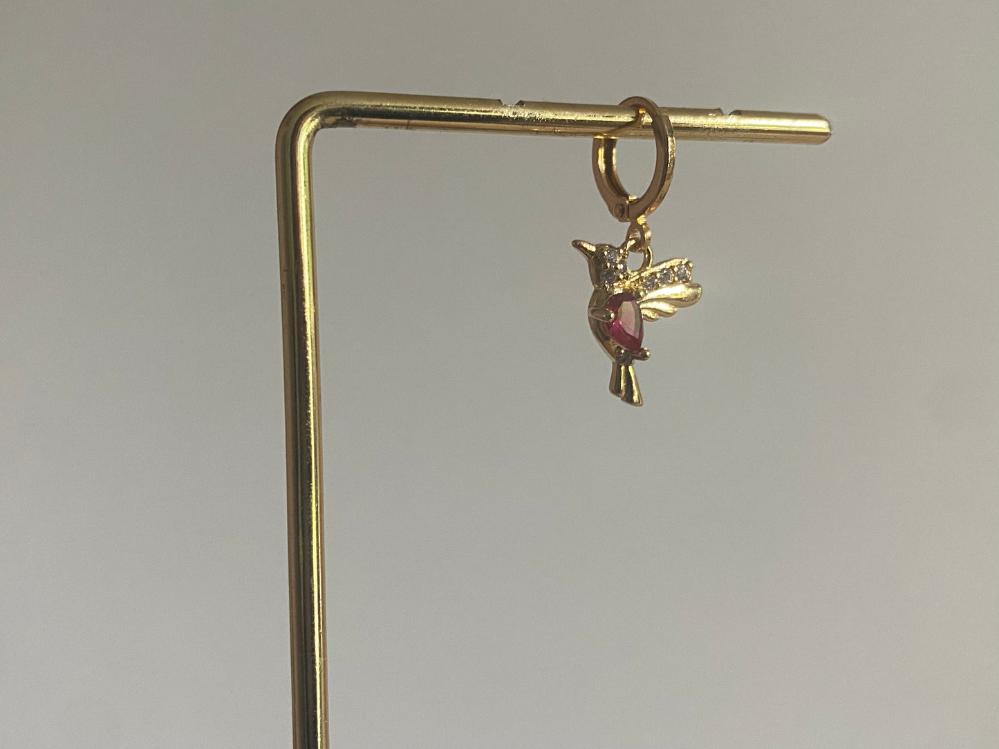 Handgemaakte earparty oorbellen met 14K vergulde oorringen en een zirkonia ingelegde stainless steel kolibrie.