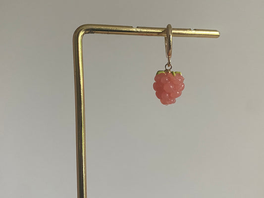 Handgemaakte 14K vergulde oorringetjes met framboosbedel.
