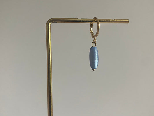 Handgemaakte earparty oorbellen met 14K vergulde ringetjes en een langwerpige lichtblauwe glanzende zoetwaterparel