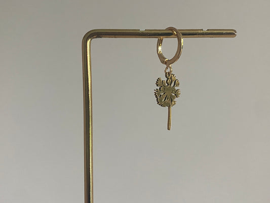 14K vergulde paardenbloem bedel aan 14K vergulde oorring uit onze Earparty single oorbel collectie.