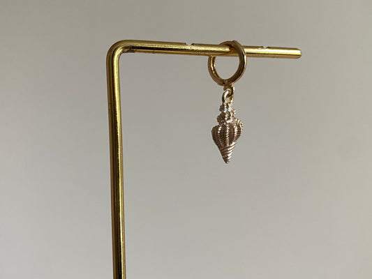 Handgemaakte earparty oorbellen met een 14K verguld ringetje en een zilverwit gecoate RVS schelp bedel.