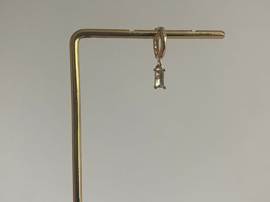 handgemaakte earparty oorbellen met 14K vergulde oorring en een rechthoekige zirkonia bedeltje