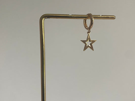 Handgemaakte 14K vergulde earparty oorbellen met een 14K vergulde opengewerkte ster.