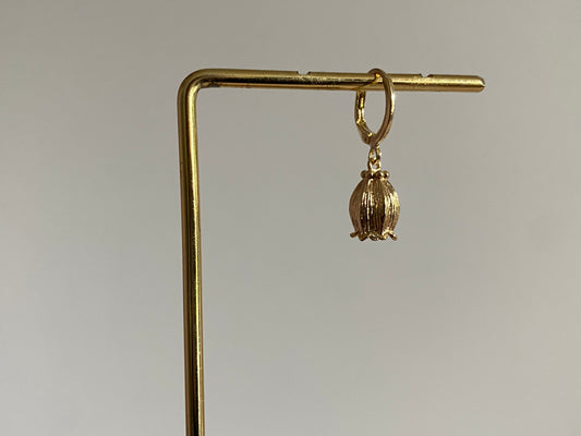 Handgemaakte earparty oorbel met 14K verguld oorringetje en 14K vergulde tulpenknop