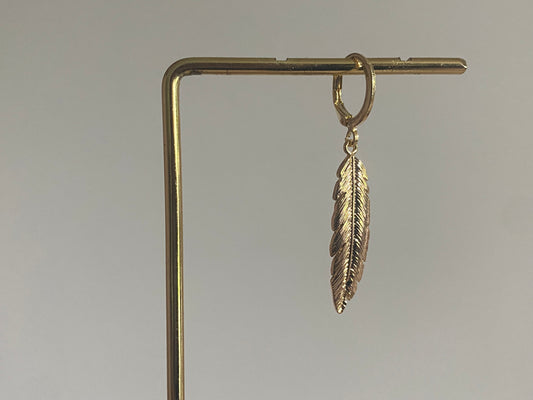 Handgemaakte earparty oorbellen met 14K vergulde oorringetjes met een 14K vergulde veer