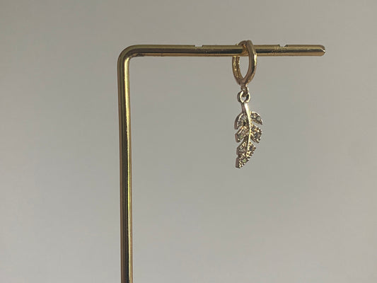 Handgemaakte earparty oorbellen met een 14K vergulde oorring en een 14K vergulde veer ingelegd met zirkonia