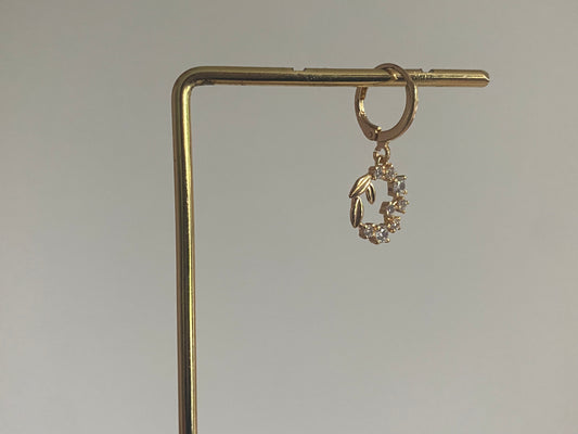 zirkonia krans aan onze single one earparty oorbel aan 14K vergulde oorring