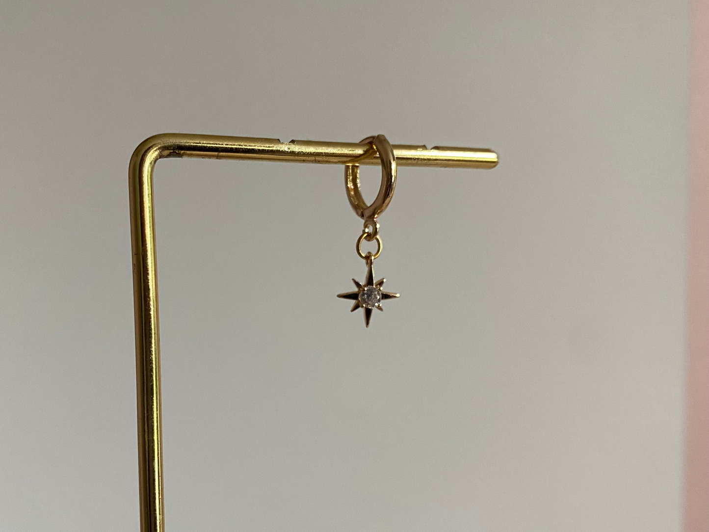 14K vergulde earparty oorbel met een mini 14K goud vergulde sterbedel met ingelegde zirkonia