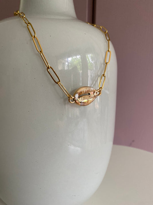 Handgemaakte RVS goldplated schakelketting met in het midden een schelpbedel.
