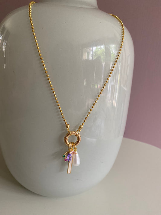 RVS bolletjes ketting met daaraan een connector met 3 bedels: een Maple blad, een staafjesbedel van shell en een parel.