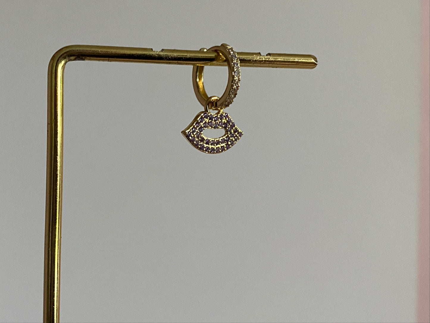 14K vergulde Kus Oorbellen met roze zirkonia in de bedel maar ook in het 14K vergulde oorringetje.