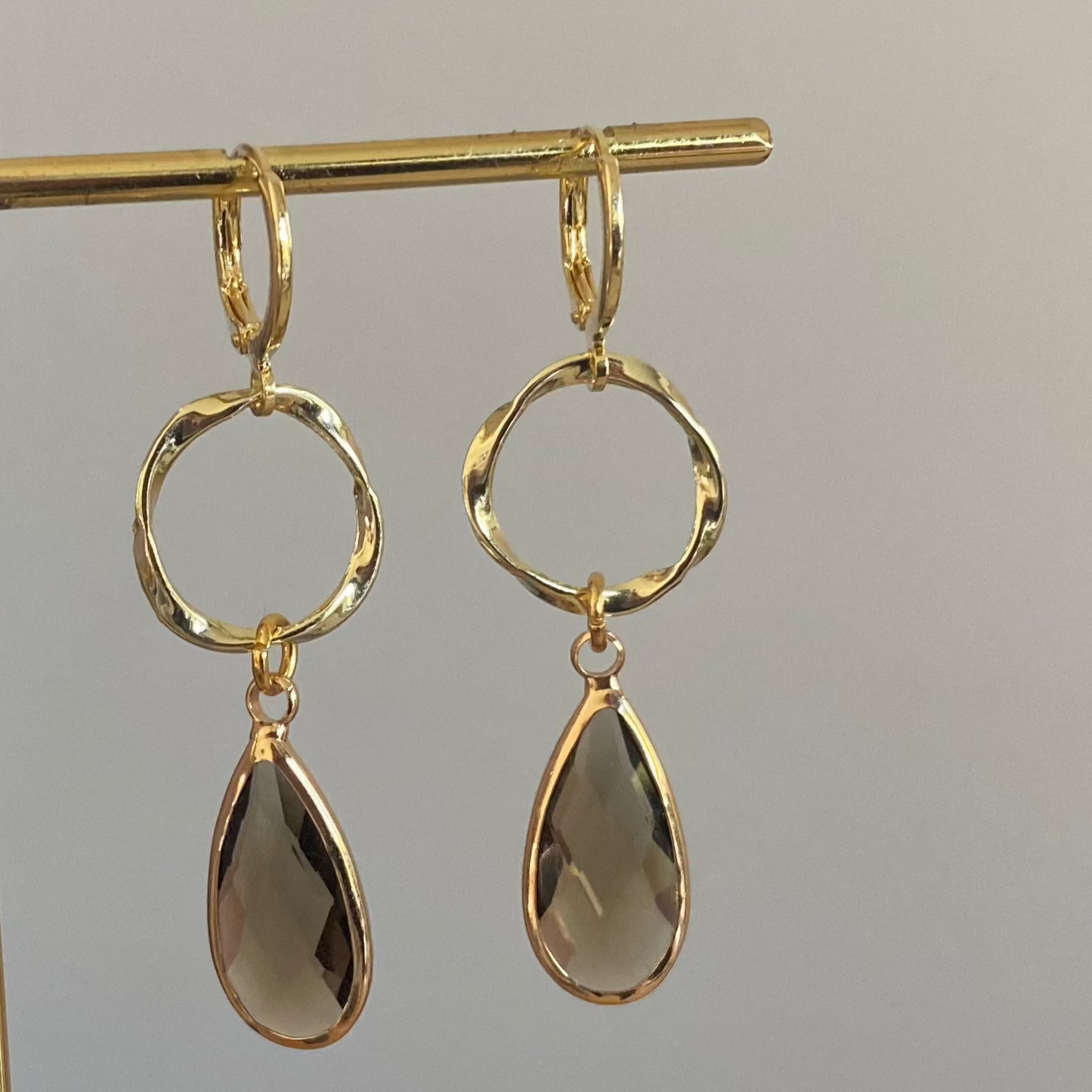 14K vergulde ringetjes met een vergulde hanger en een druppelvormige glasbedel