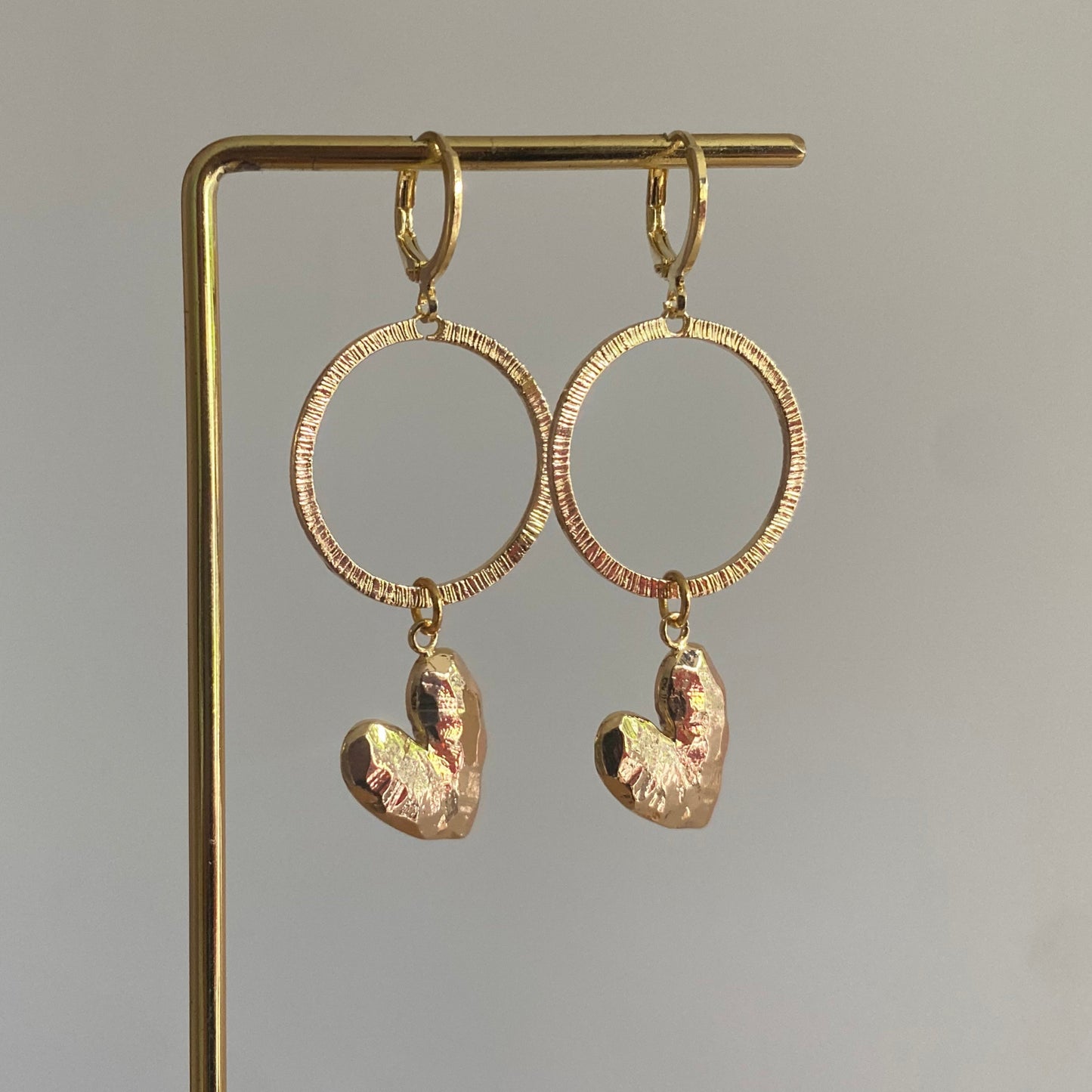 14K vergulde oorbellen met een gehamerde ronde hanger en schuin hangende gehamerde harten
