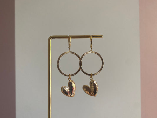 14K vergulde oorbellen met een gehamerde ronde hanger en schuin hangende gehamerde harten