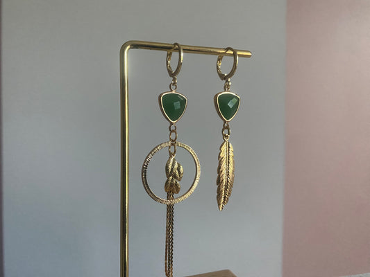 Handgemaakt asymmetrische oorbellen met groene glasbedels, 14K vergulde gehamerde bedels in een ring en blaadjes.