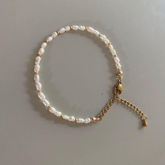 Set van armband en ring met echte zoetwaterparels (2–3 mm) en goldfilled kralen, armband tot 20 cm met sluiting, ring met elastiek.