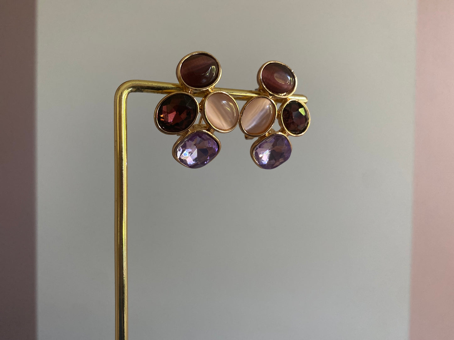 14k vergulde oorstekers met catseye natuurstenen in lila, beige, gebroken wit en licht bruin. 