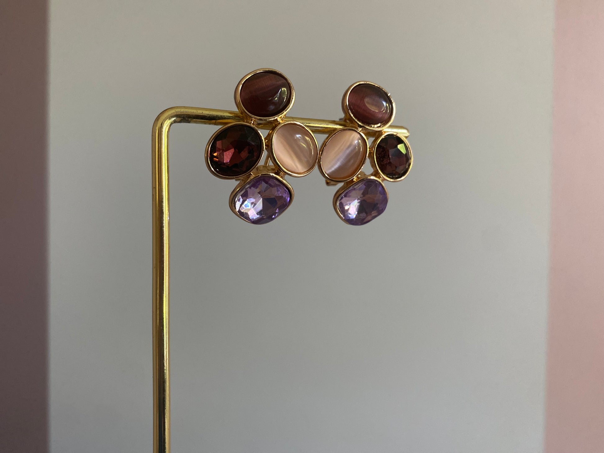 14k vergulde oorstekers met catseye natuurstenen in lila, beige, gebroken wit en licht bruin. 