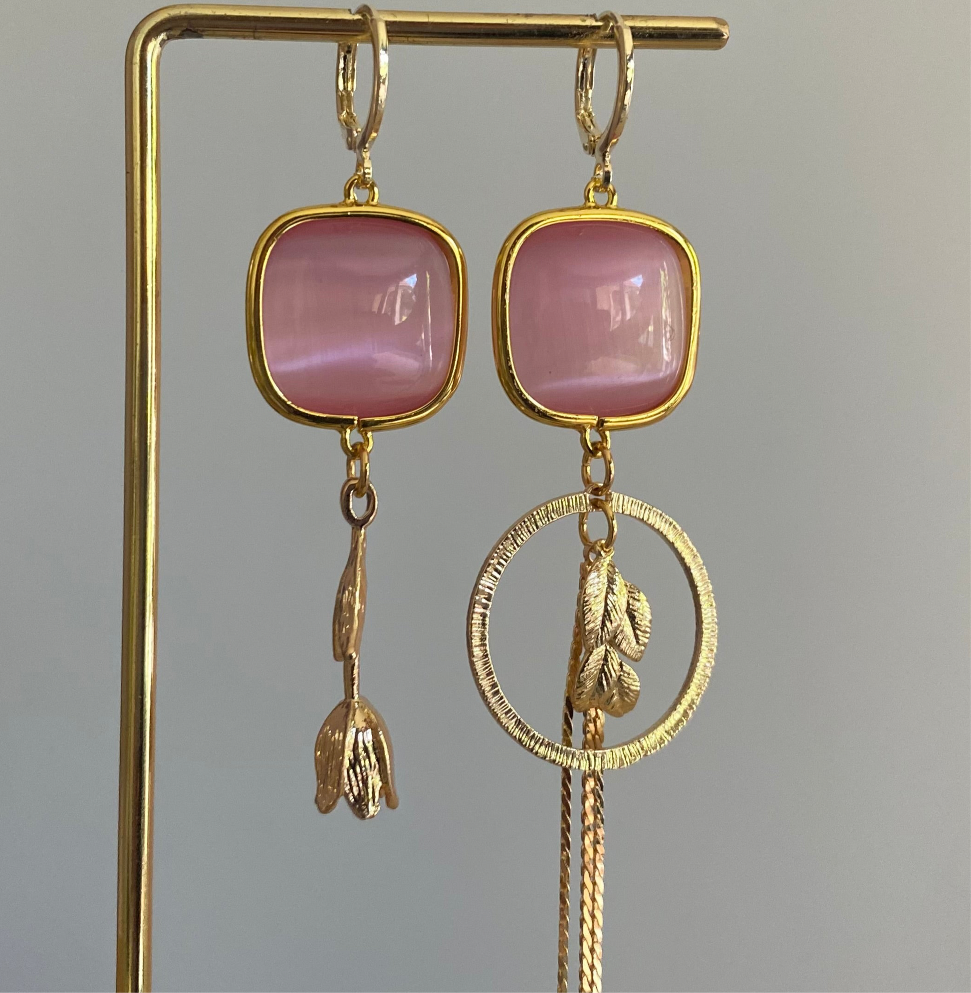 Asymmetrisch handgemaakt paar met 14K gouden bedels in bladeren en een tulp en Catseye glasbedels 