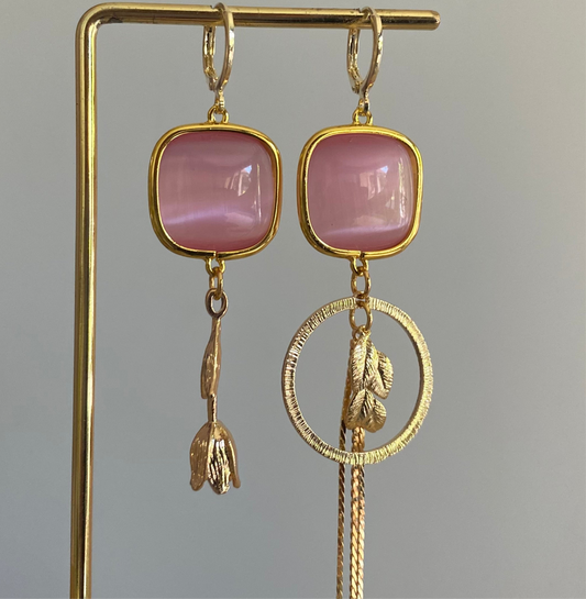 Asymmetrisch handgemaakt paar met 14K gouden bedels in bladeren en een tulp en Catseye glasbedels 