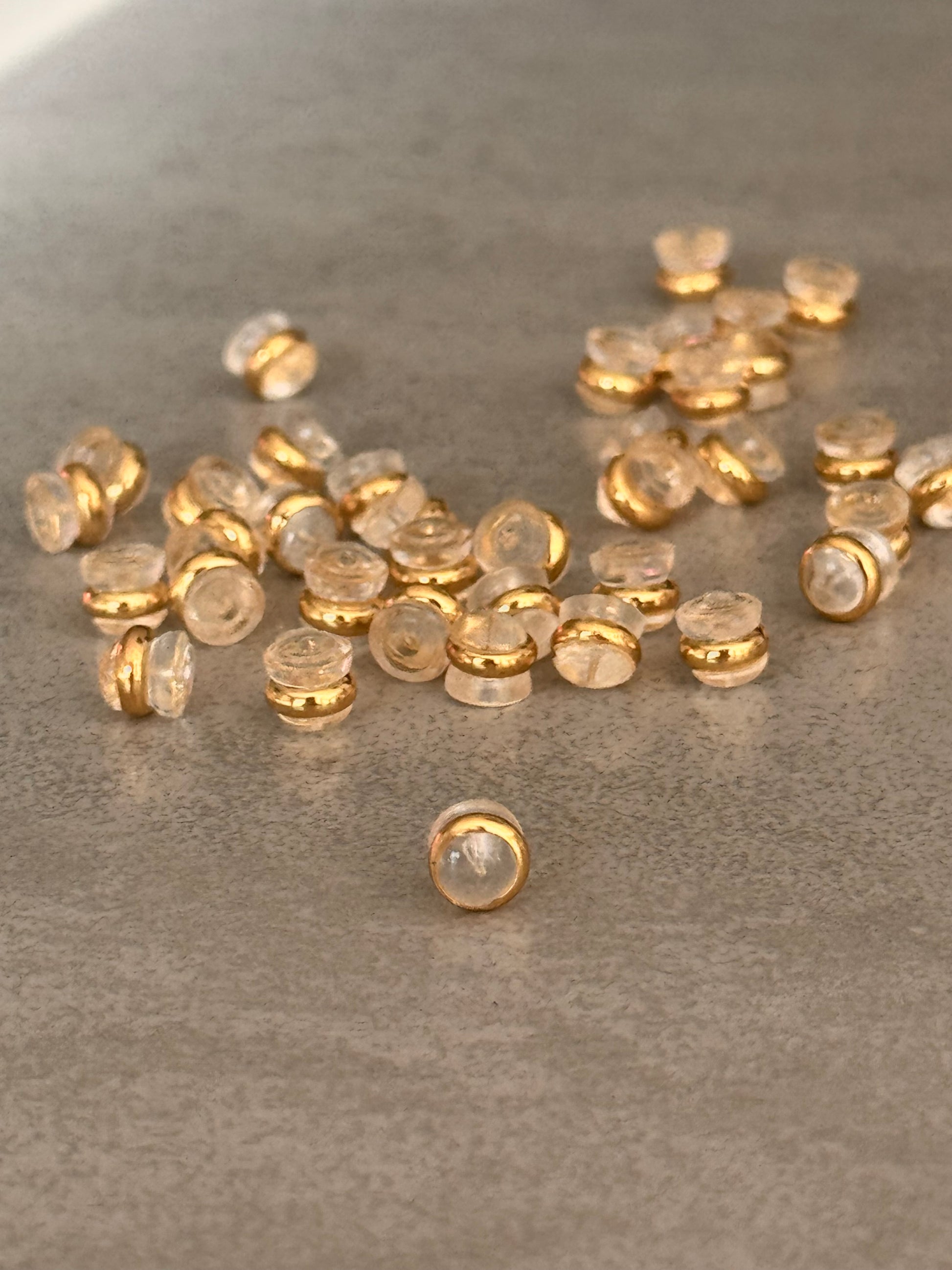 Kunststoffen oorbel stoppers van transparante kunststof en afgewerkt met een gouden randje