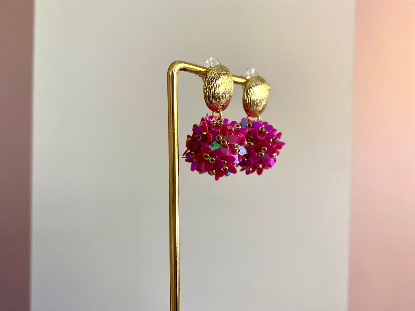Bolletjes oorbel van holografische bloemetjes en gehamerde ronde RVS stekers in fuchsia tinten 