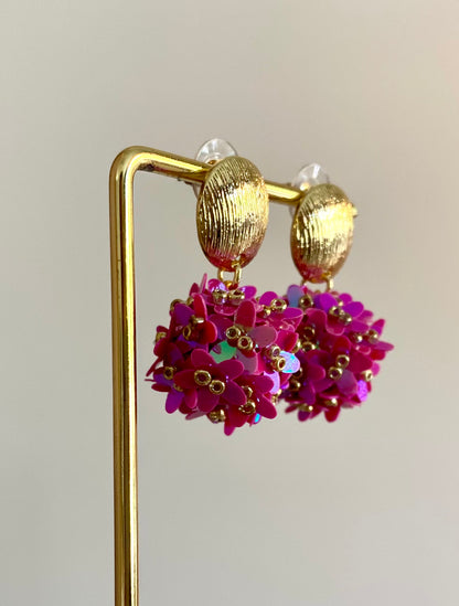 Bolletjes oorbel van holografische bloemetjes en gehamerde ronde RVS stekers in fuchsia tinten 