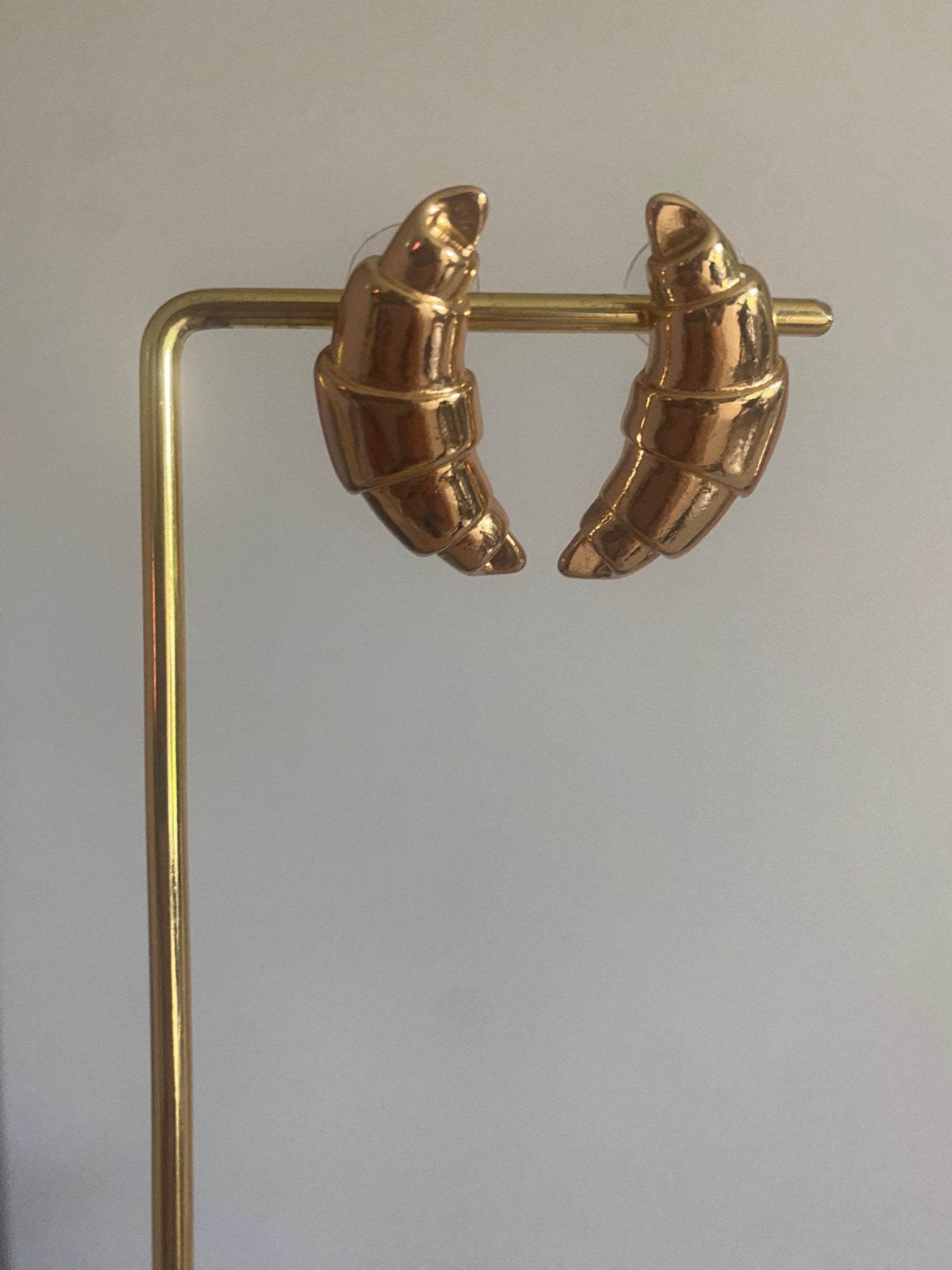 Gouden Croissant Oorbellen: echte zomersieraden.