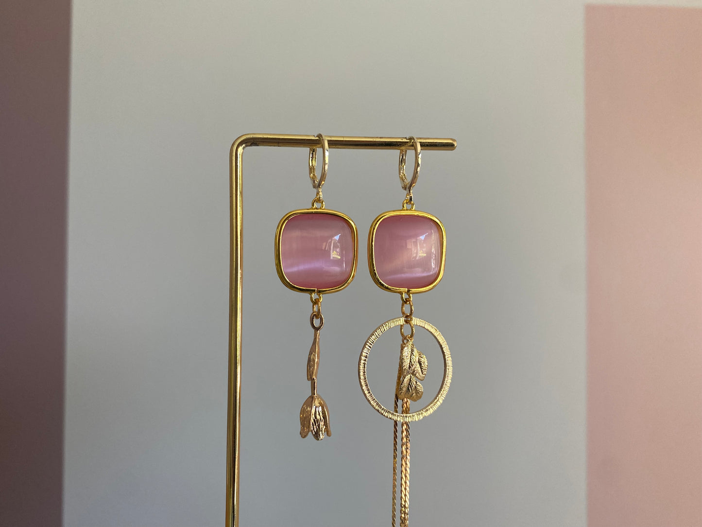 Asymmetrisch handgemaakt paar met 14K gouden bedels in bladeren en een tulp en Catseye glasbedels 