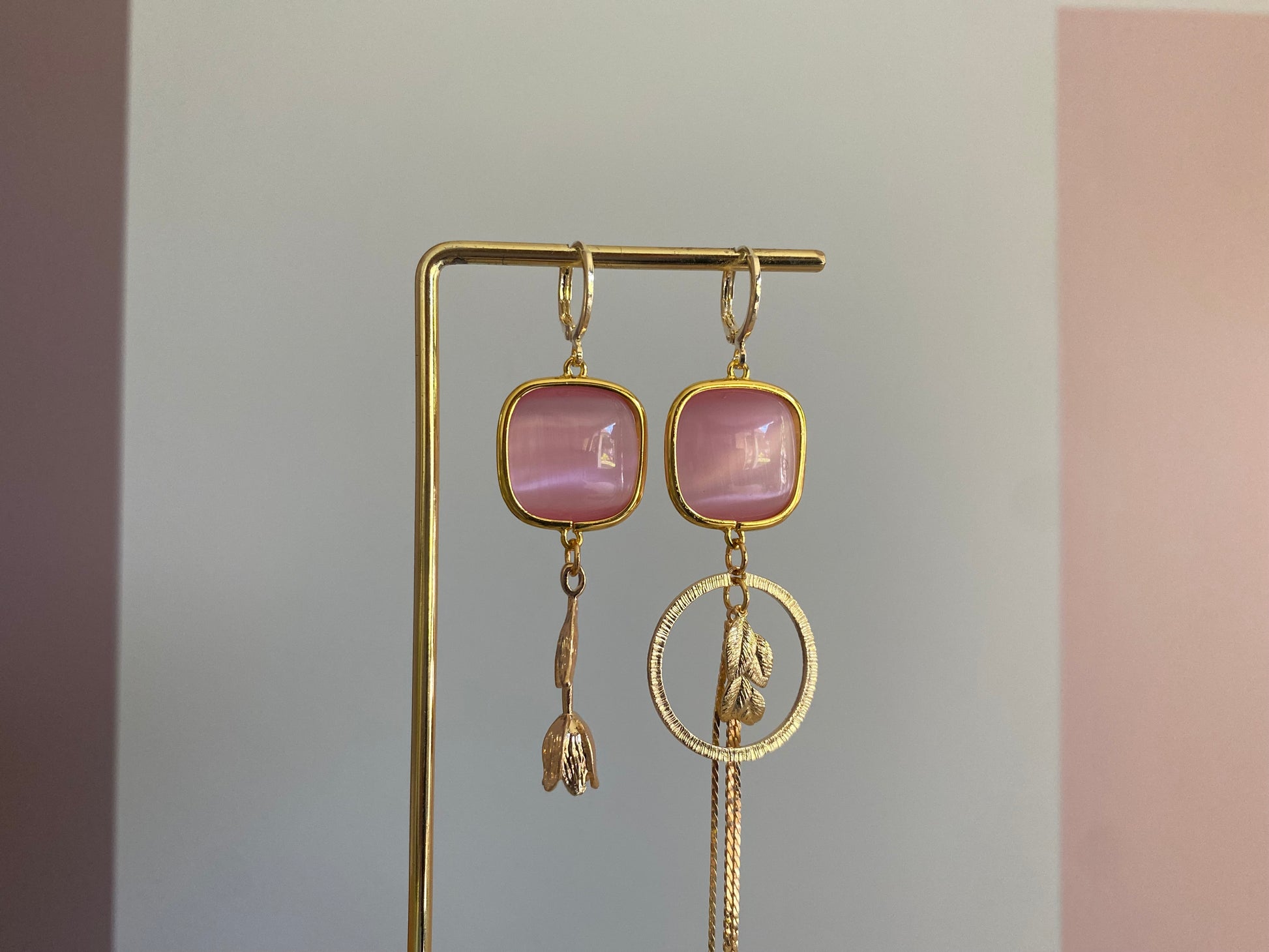 Asymmetrisch handgemaakt paar met 14K gouden bedels in bladeren en een tulp en Catseye glasbedels 