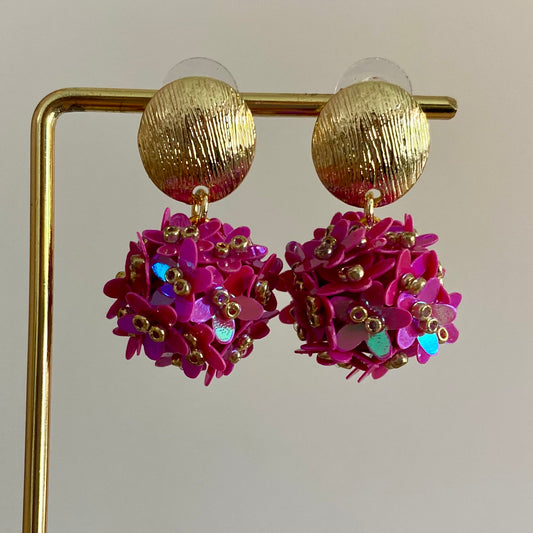 Bolletjes oorbel van holografische bloemetjes en gehamerde ronde RVS stekers in fuchsia tinten 