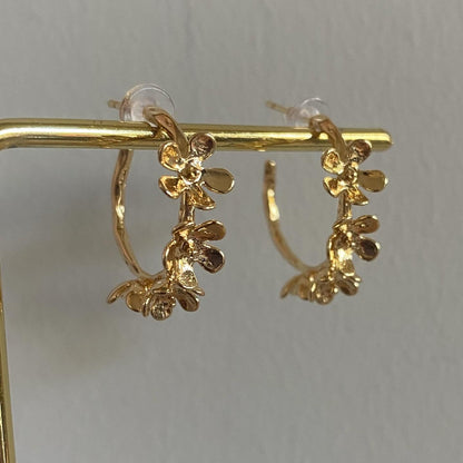 18K vergulde handgemaakte oorbellen met opgelegde bloemen. De oorbellen zijn open ringen met stekers. 