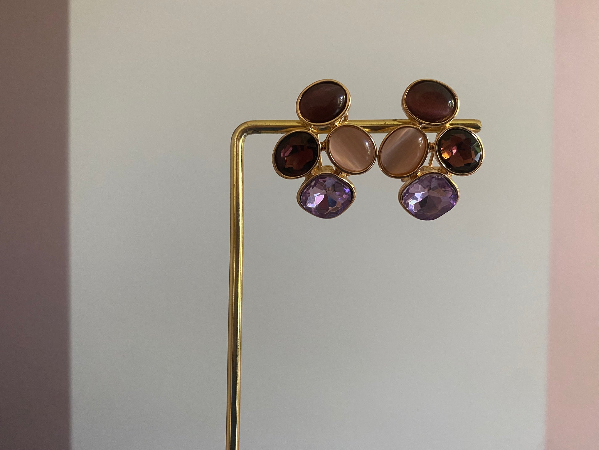 14k vergulde oorstekers met catseye natuurstenen in lila, beige, gebroken wit en licht bruin. 