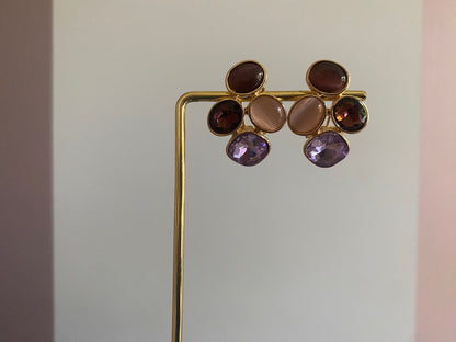 14k vergulde oorstekers met catseye natuurstenen in lila, beige, gebroken wit en licht bruin. 