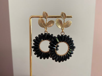 Statement bloem oorbellen met 14K vergulde blad stekers en een bloemachtige hanger in zwart