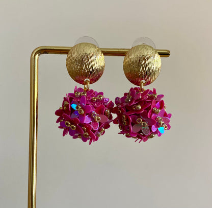 Bolletjes oorbel van holografische bloemetjes en gehamerde ronde RVS stekers in fuchsia tinten 