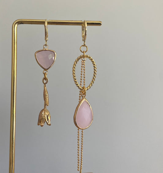 Asymmetrisch handgemaakt paar met 14k vergulde gouden materialen waaronder een gedraaide hanger en een tulp en glasbedels in mat zachtroze 