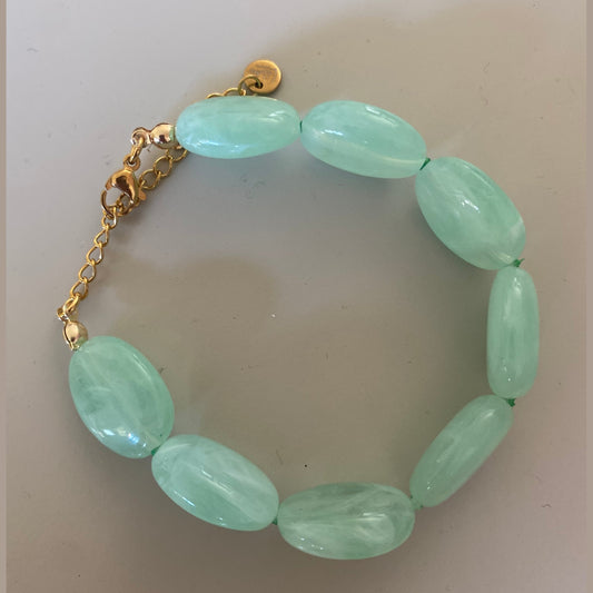 Detailfoto van Handgemaakte en verstelbare armband met zeegroene opvallende acrylkralen afgewerkt met stainless steel kettinkje.