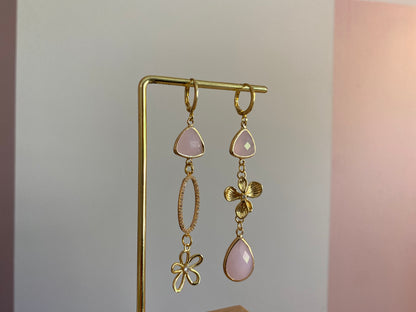 Asymmetrisch paar met 14K vergulde bloemen, een ovalen zirkonia hanger en mat zachtroze gladbedels