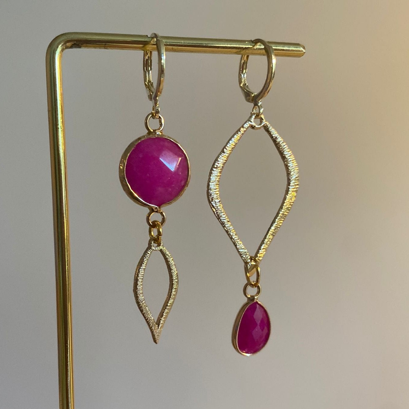 Asymmetrische oorbellen met fuchsiaroze natuurstenen en gehamerde 14K vergulde druppels.