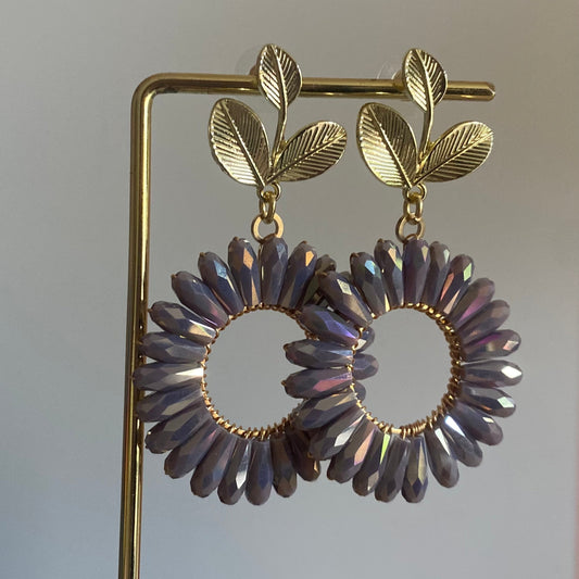 14K vergulde bladstekers met een bloemhanger gemaakt van langwerpige kralen in een oliegrijze kleur