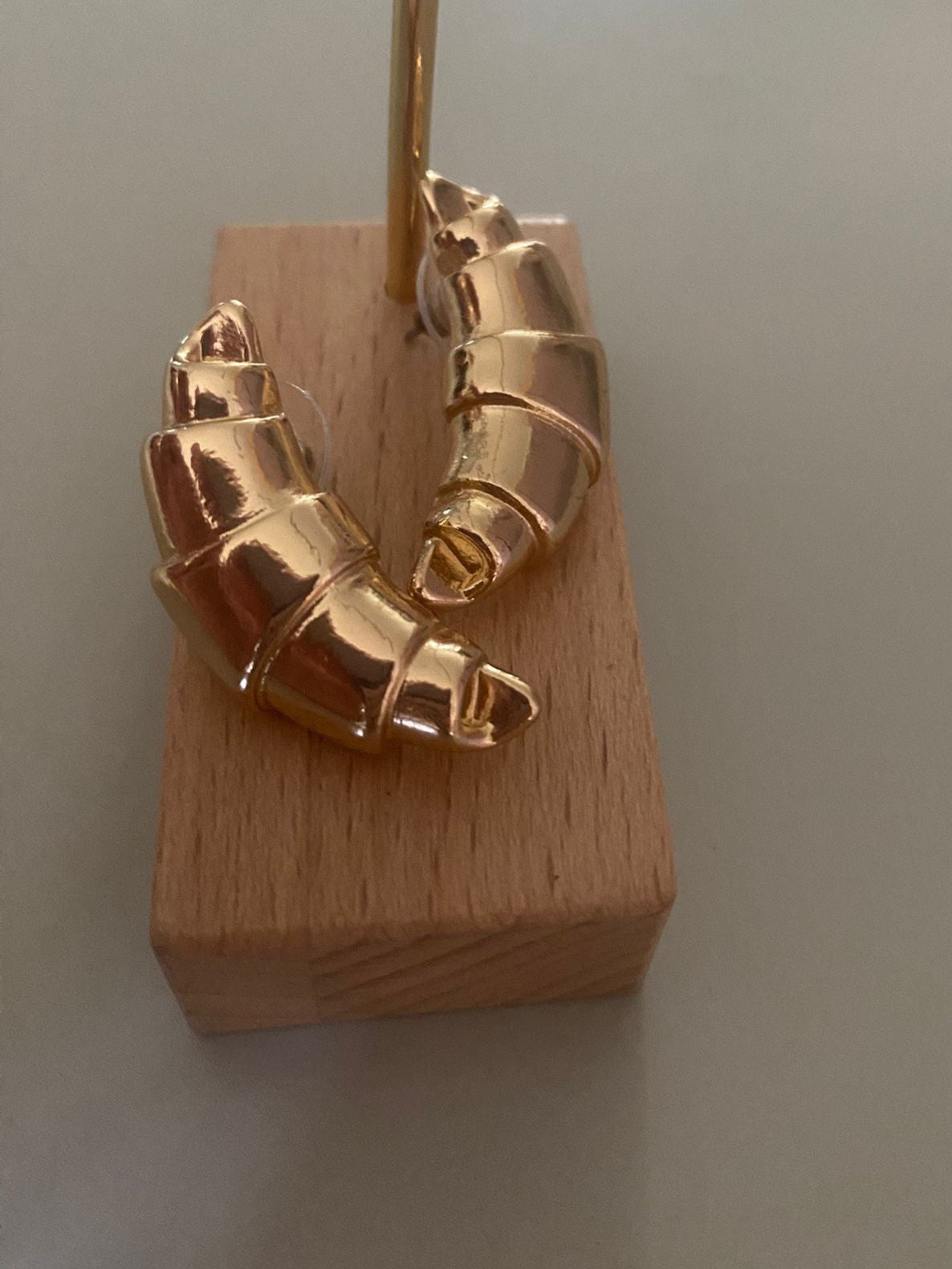 Gouden Croissant Oorbellen: echte zomersieraden.