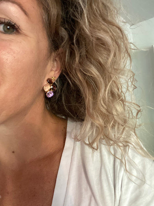 14k vergulde oorstekers met catseye natuurstenen in lila, beige, gebroken wit en licht bruin. 